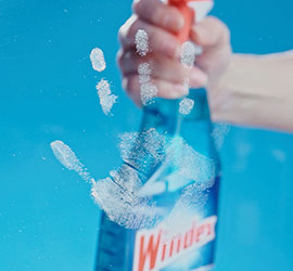 Nettoyage de taches sur verre avec Windex